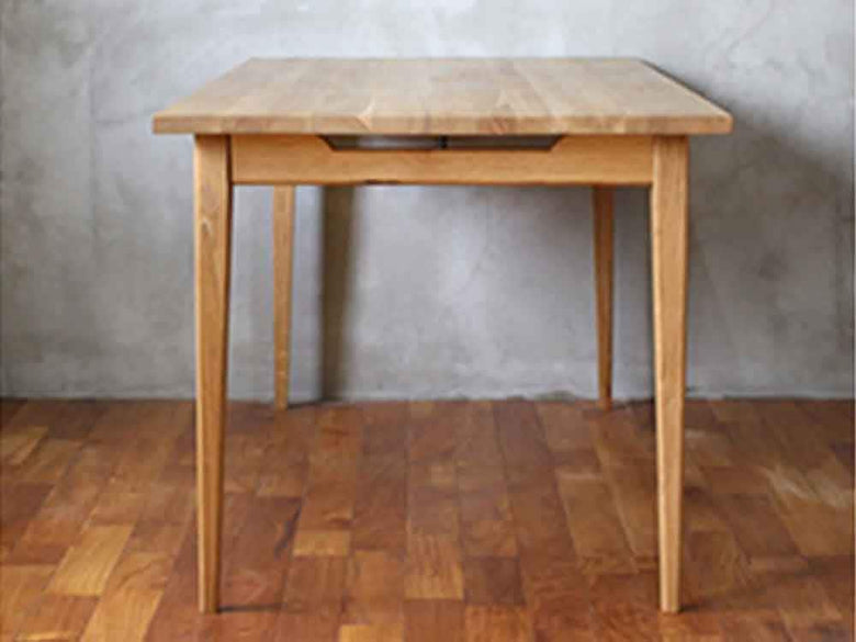 オーク無垢材のソロダイニングテーブル