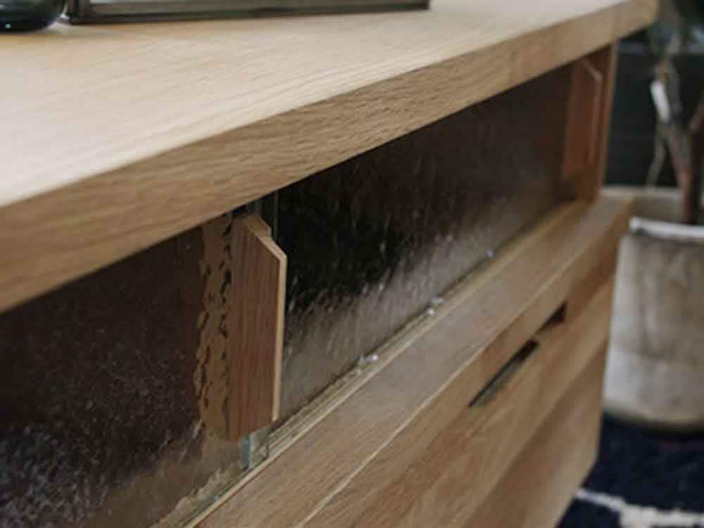 オーク材とポリ合板の棚・引き出し付きテレビボード