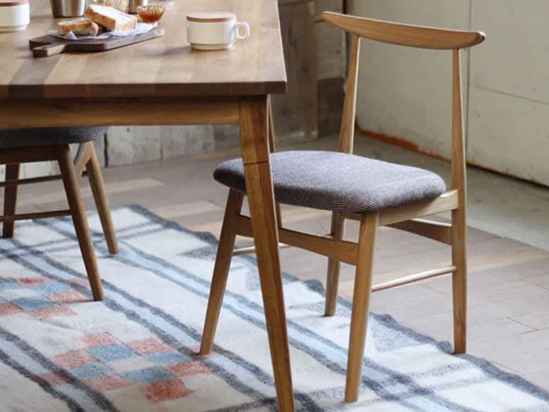 木製ダイニングチェアとテーブル、木の床