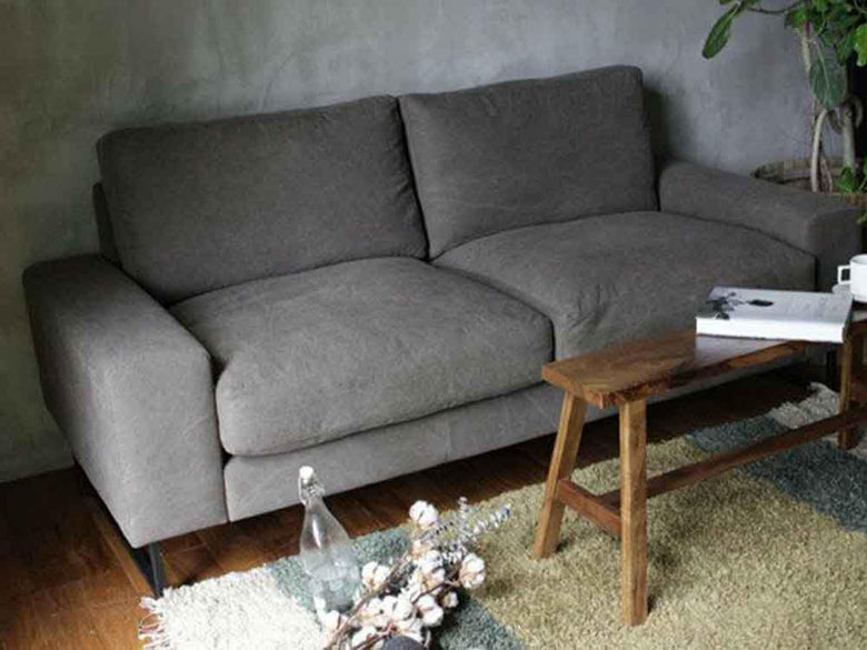 リビングに置かれたa.depecheの自然素材ソファ