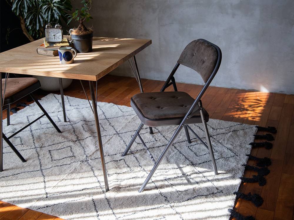 グレーのダイレクトチェアと木製床