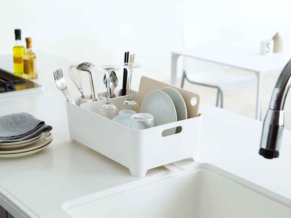 YAMAZAKI/towerの銀色水切りバスケットがキッチンシンクのカウンタートップ上に設置されている様子