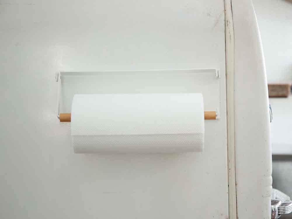 片手でカットできるマグネット式キッチンペーパーホルダー