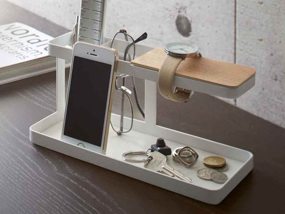 YAMAZAKI/towerブランドのスチール製デスクバー、木積層合板の天板付き