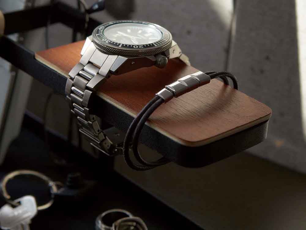 YAMAZAKIタワー デスクバー、シルバーのアナログ時計とニッケルおよびチタン素材のストラップを備えたデスクトップアクセサリー