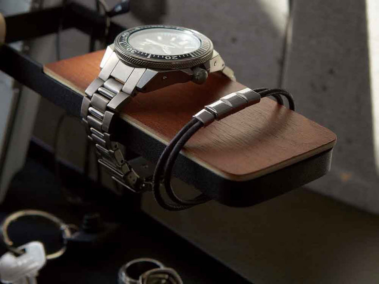 YAMAZAKIタワー デスクバー、シルバーのアナログ時計とニッケルおよびチタン素材のストラップを備えたデスクトップアクセサリー