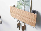 YAMAZAKI/RINのホルダー付きマグネットキーフック。天然木とスチール製で、磁石を利用して鍵を簡単に収納できるデザイン