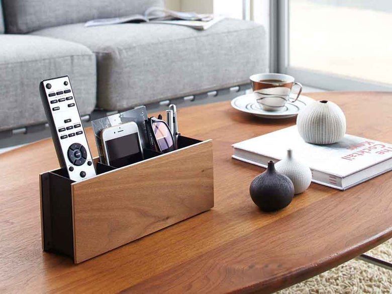 YAMAZAKI/RINのペン＆リモコンラック。スチールと天然木を使用したシンプルなデスク用収納用品