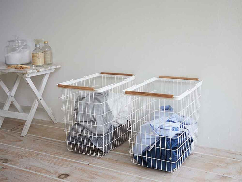Yamazaki Towerのトスカランドリーワイヤーバスケット、スチール製で自然なデザイン、洗濯物や収納に適した収納バスケット