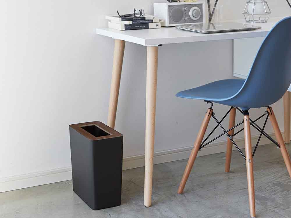 YAMAZAKI/Rin製トラッシュカンがデスク上に置かれたオフィス