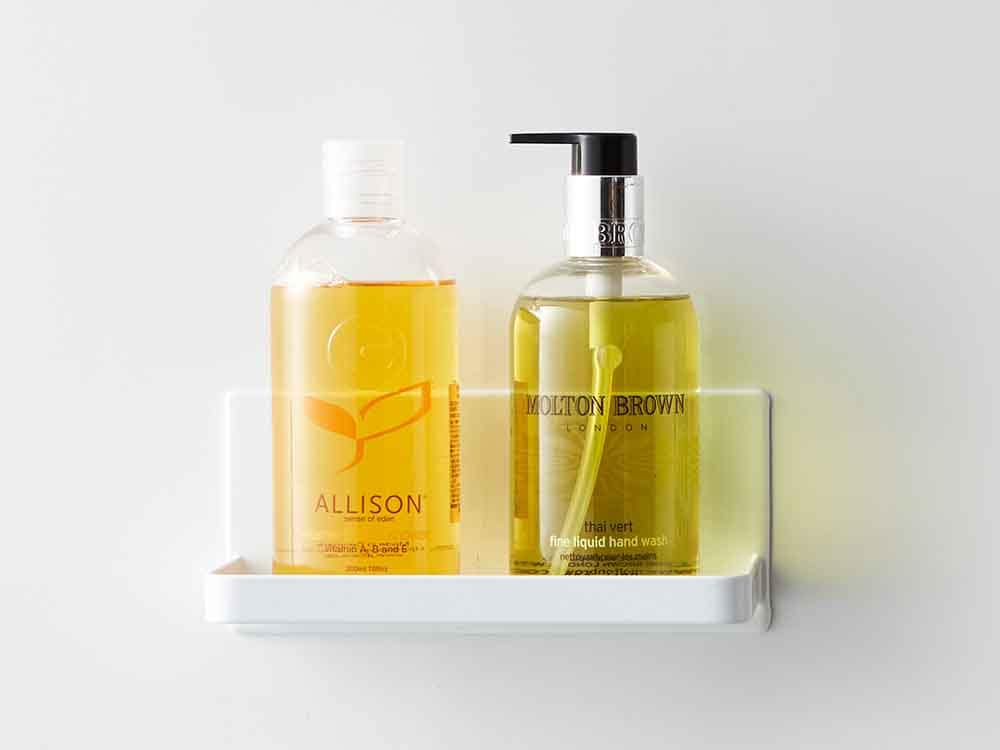 YAMAZAKIタワーのマグネットバスルームラックにボトルやソープディスペンサーが整然と配置された様子