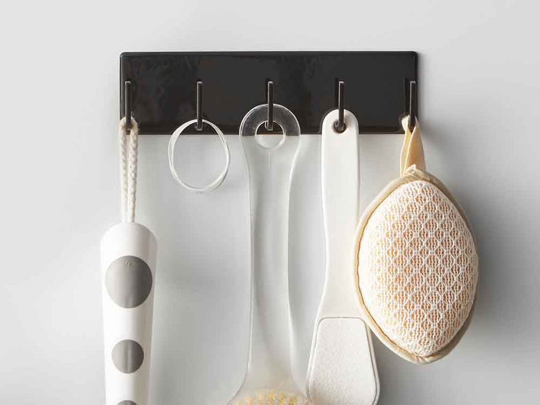 YAMAZAKI/tower製の銀色スチールマグネットバスルームフック