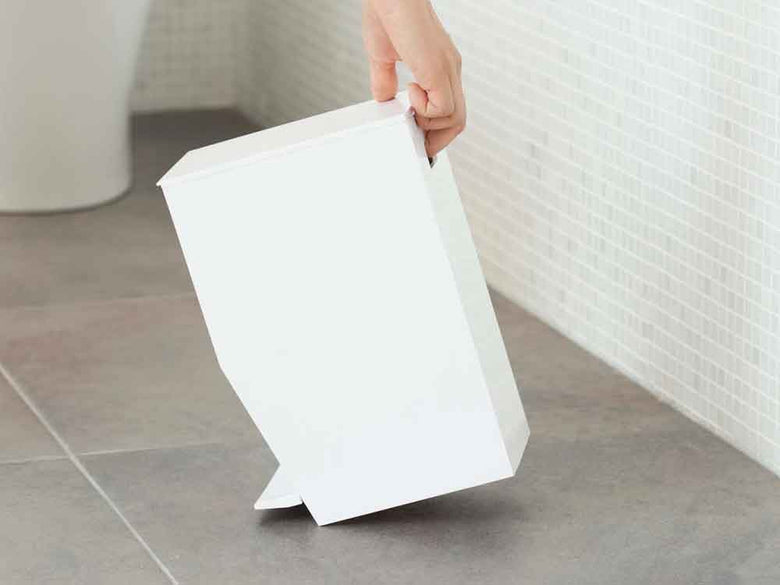 YAMAZAKI/towerブランドのペダル式トイレポット。ABS樹脂製で蓋付き、ペダル操作が可能な家庭用トイレ用品