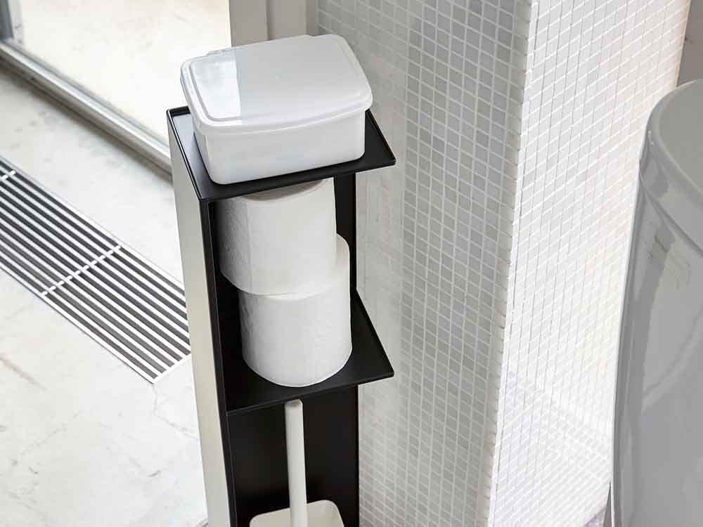 YAMAZAKI/towerのスリムトイレラック。スチール製で高さ70.5cm、トイレットペーパーやタオルを収納できるシェルフ付きのバスルーム用収納ラック。