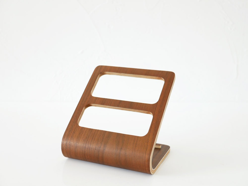 天然木製のリモコンラックにリモコンが収納されている