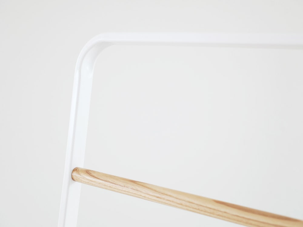 スチールと木で作られたタワー型コートハンガー