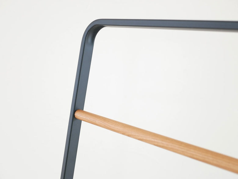 スチールと天然木のYAMAZAKIタワーコートハンガーKD