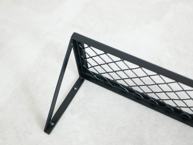 ポッシュリビングのメッシュラック、三角形とカーボンファイバー