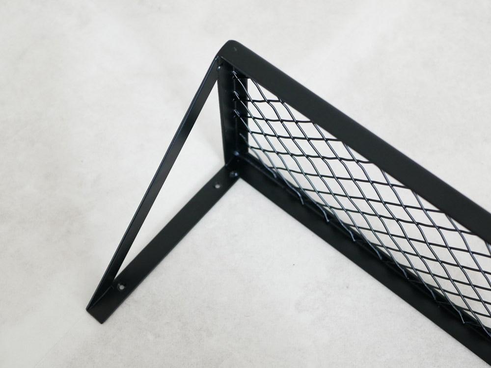 ポッシュリビングのメッシュラック。メタル製三角形デザイン。