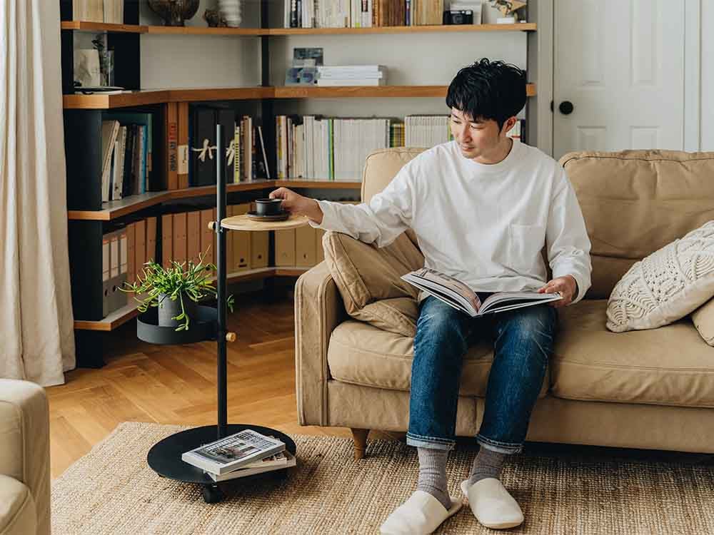 ドローアラインムーヴロッドが設置されたリビングルームのインテリア