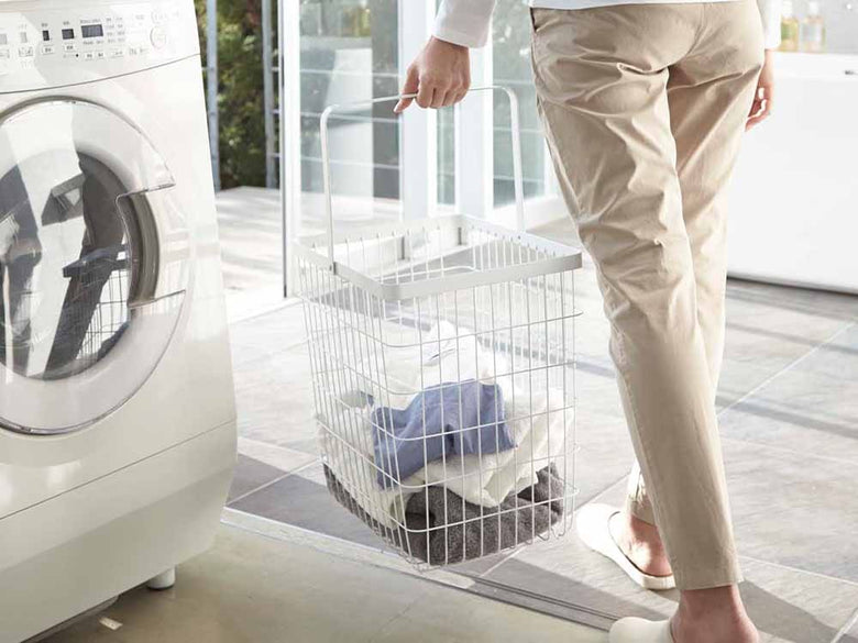 山崎/towerブランドのスチール製ランドリーワイヤーバスケット。シルバー色で洗濯機や乾燥機と一緒に使用可能な家庭用洗濯用品バスケット。