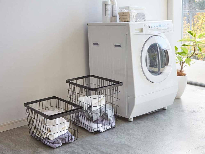 Yamazaki/towerの【タワー tosca/トスカ】ランドリーワイヤーバスケットが洗濯機と乾燥機の隣に置かれた洗濯室に配置されています。