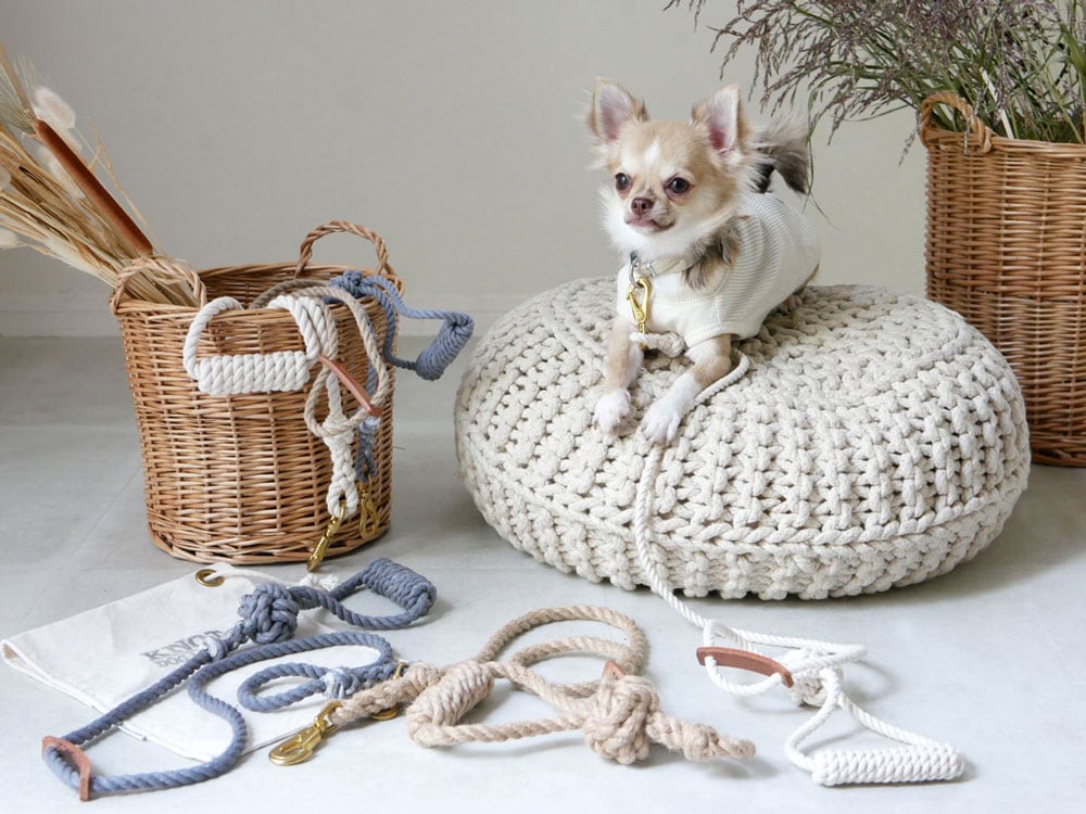 天然素材と羊毛で編まれた籠型の収納バスケット。猫や犬のベッドとしても使用可能な手作りクラフト作品