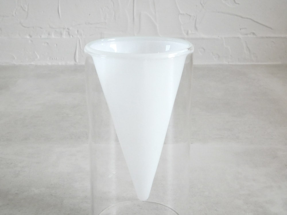 POSH LIVINGの透明ガラス製フロートベース、円錐形と漏斗形のデザイン