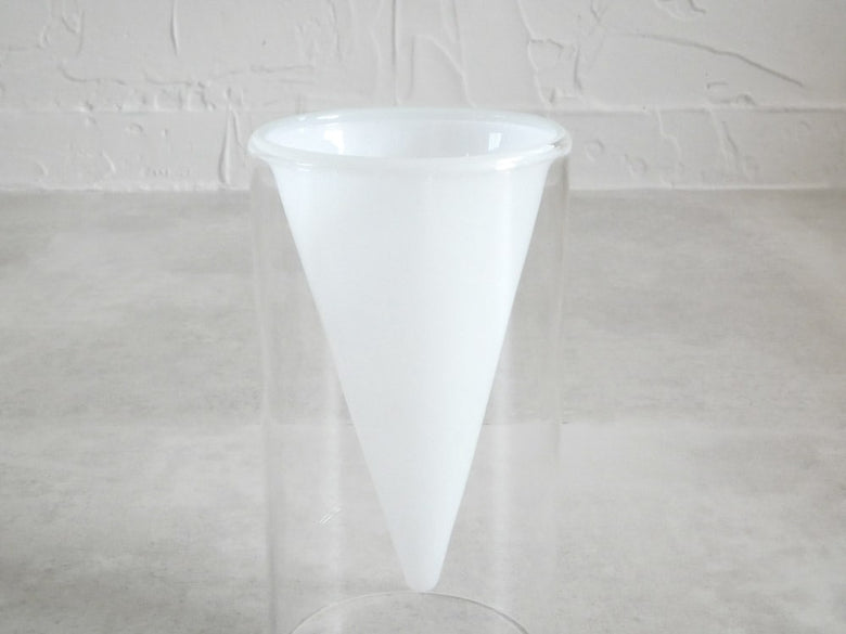 POSH LIVINGの透明ガラス製フロートベース、円錐形と漏斗形のデザイン