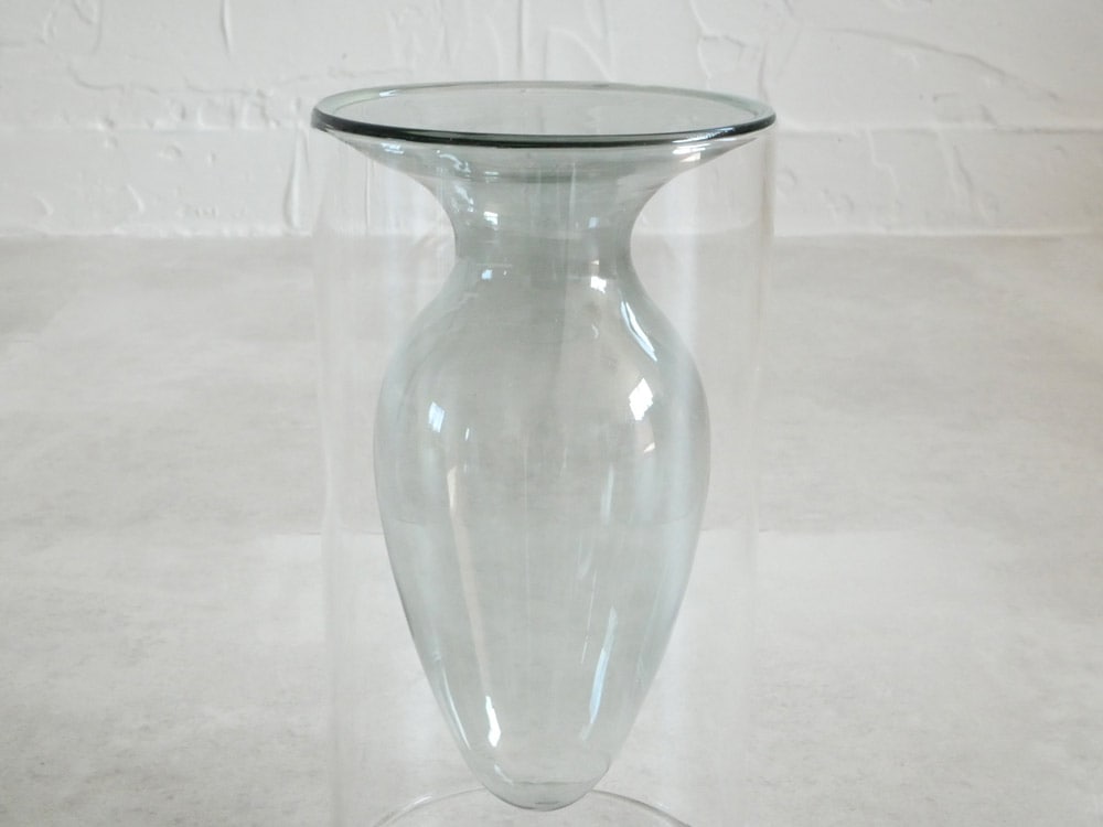 透明なガラス製ポッシュリビングのフロートベース。直径8cm、高さ15cmでテーブルのセンターピースに最適なデザイン。