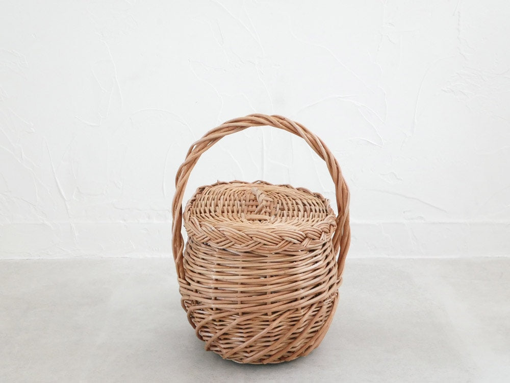 POSH LIVINGの柳製ウィッカーバスケット。持ち手付きで収納やピクニックに適したナチュラルデザインの家庭用品。サイズW24.5cm × D21cm × H27cm