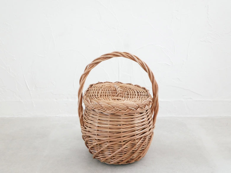 POSH LIVINGの柳製ウィッカーバスケット。持ち手付きで収納やピクニックに適したナチュラルデザインの家庭用品。サイズW24.5cm × D21cm × H27cm
