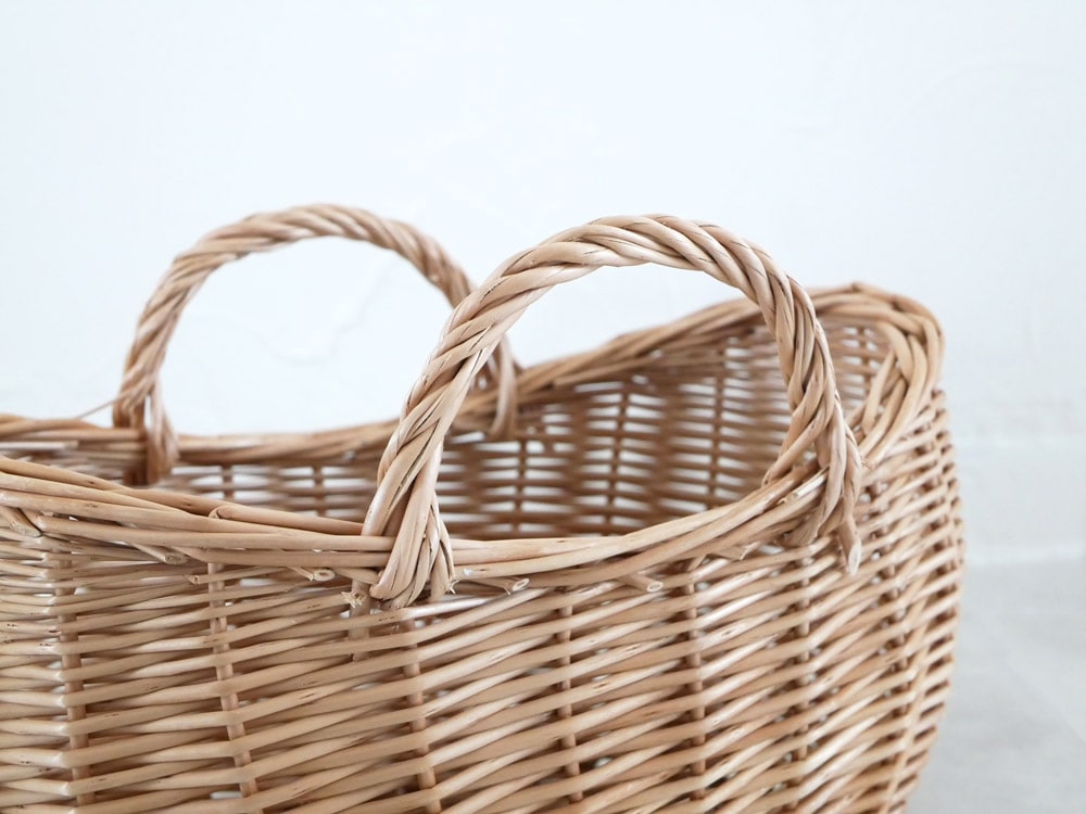 POSH LIVINGのハンドル付き柳製ウィッカーバスケット。自然素材で収納やピクニックに最適なサイズ（幅31cm×奥行21cm×高さ21cm）のナチュラルデザイン