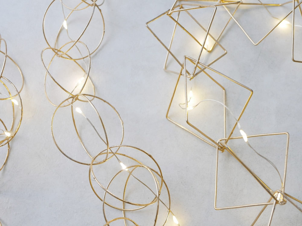 Horn Please MADEのLEDライト付き鉄と真鍛ブラスのワイヤーガーランド。直径5cm、長さ1.9m。