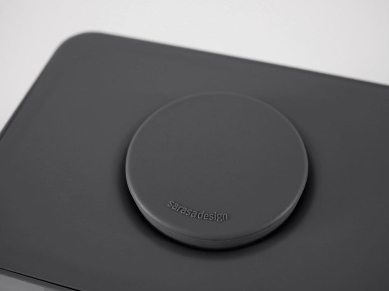 サラサデザインのシリコン蓋付きウェットティッシュホルダー。ABSとシリコン製でサイズは幅170×奥行120×高さ80mm。