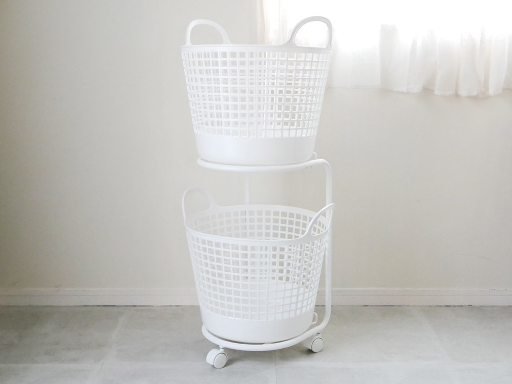 灰色の2段プラスチック製ランドリーバスケット