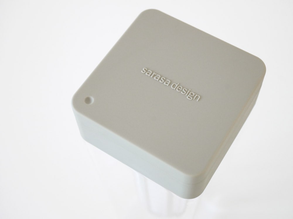 サラサデザインの透明なメタクリル製ウォータージャグ、水出しフィルター付き1.2リットル容量