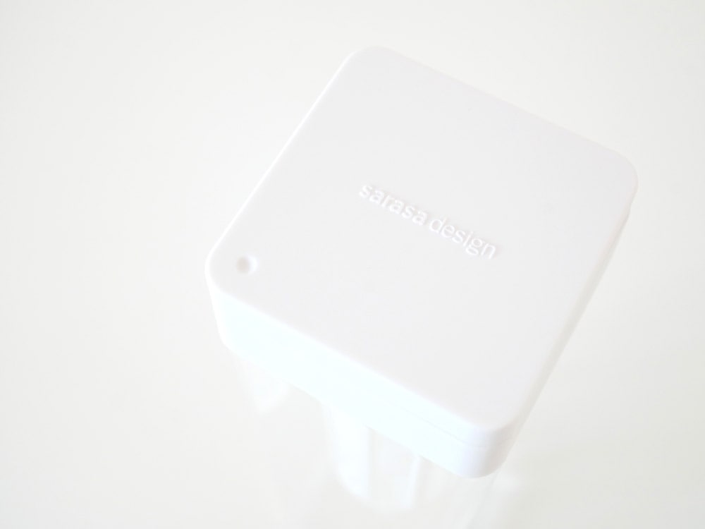 サラサデザインの透明な1.2リットルウォータージャグ。プラスチック製で水出しフィルターが付いたデザイン