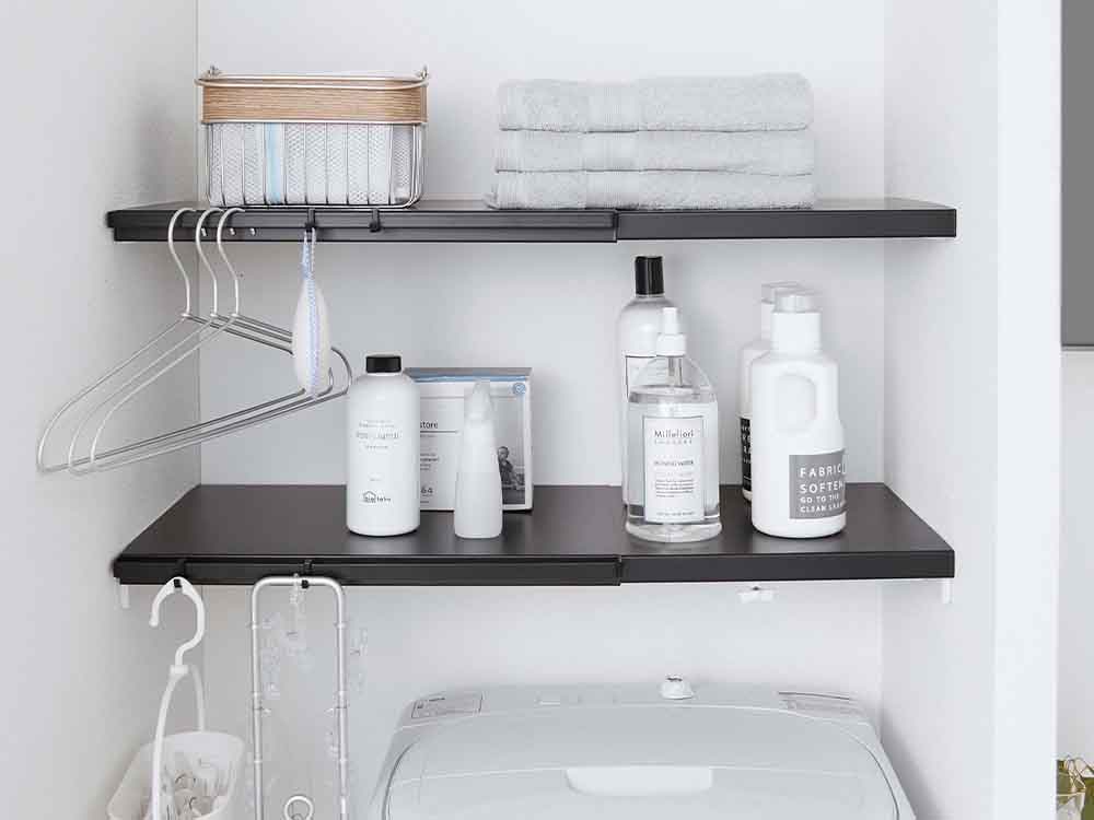 キッチンに設置されたYAMAZAKIタワーの伸縮棚板