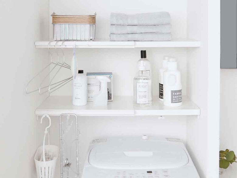 浴室のつっぱり棚に取り付けられた棚板2枚