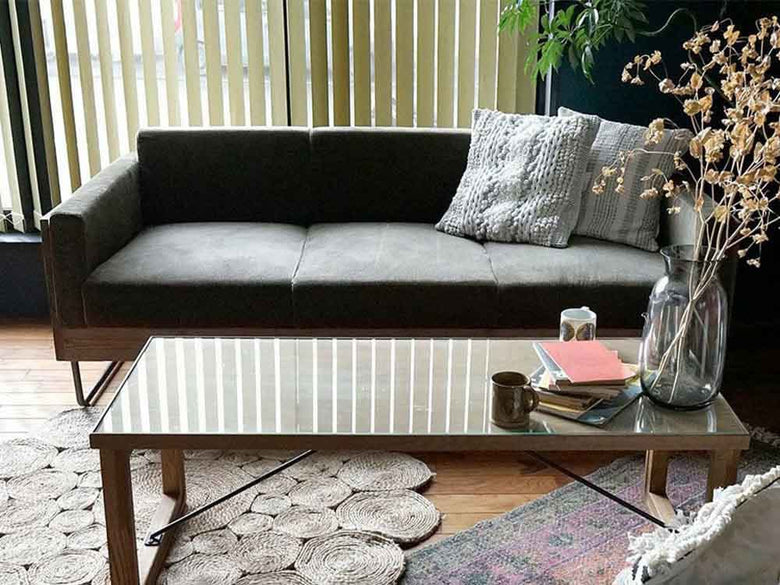 リビングに置かれたブラウンの木製デイベッドとテーブル