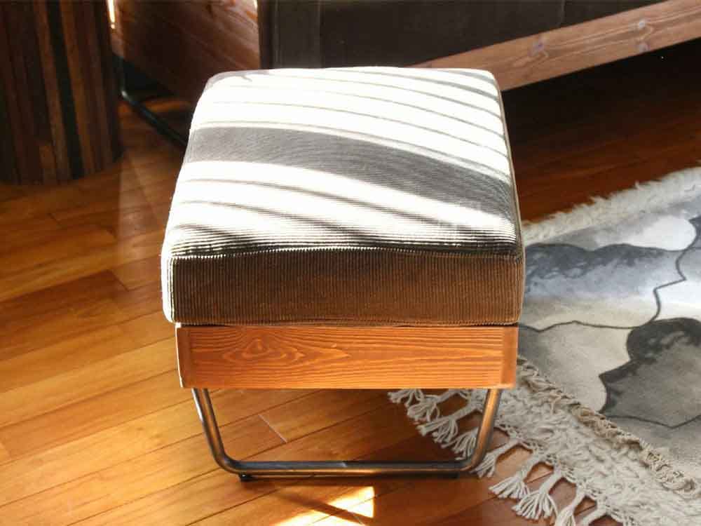 a.depecheのWARMオットマン、木製素材使用