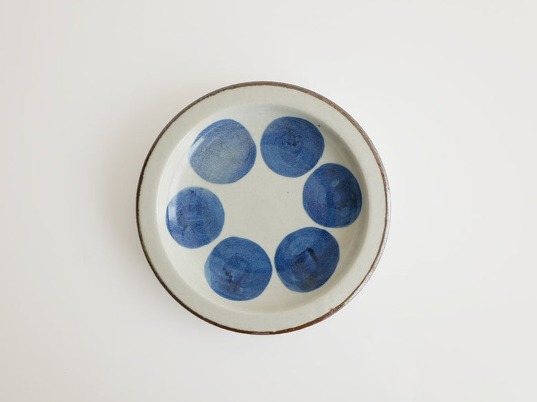 青と白の陶器製プレート