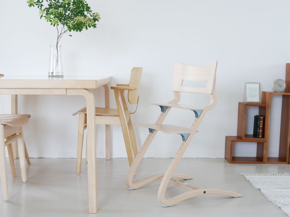 木製のセーフティーバーが椅子に取り付けられている様子