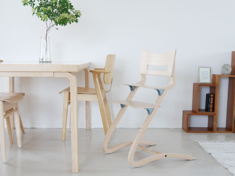 木製のセーフティーバーが椅子に取り付けられている様子