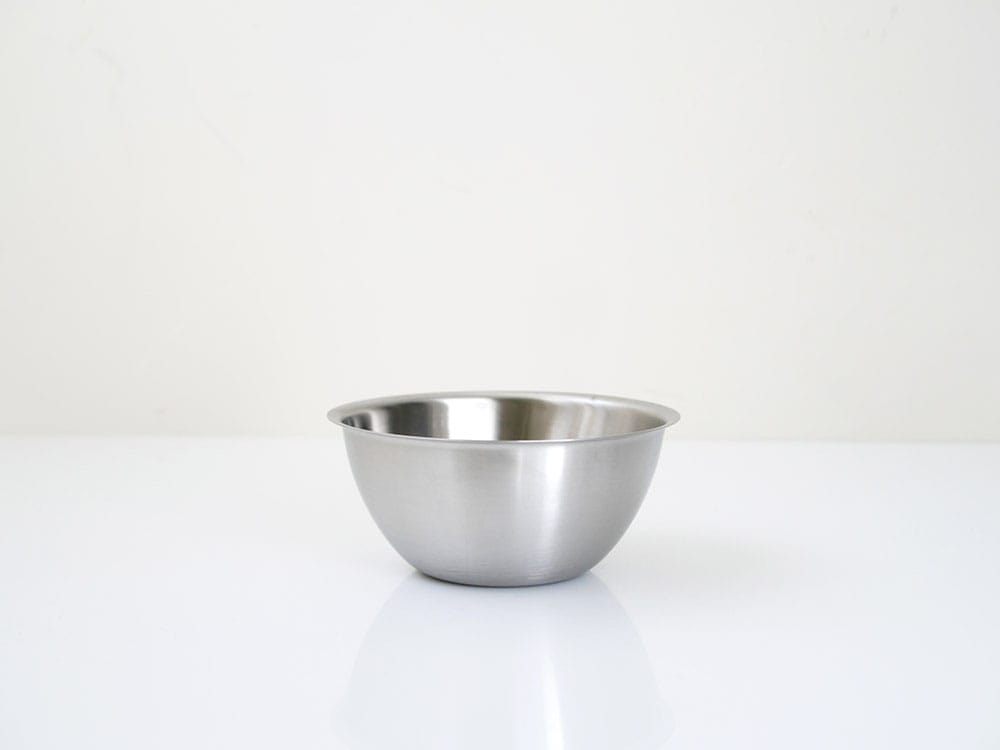 la baseの18-8ステンレス製ボウル、ざる、プレートが並んだキッチン用品セット