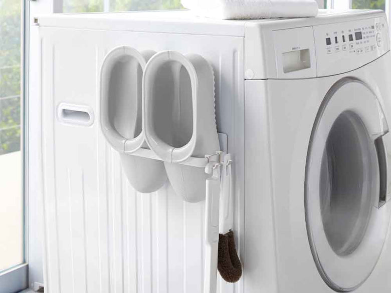 YAMAZAKI/towerの2段マグネット洗濯ハンガー収納ラックが洗濯室の壁に取り付けられている様子