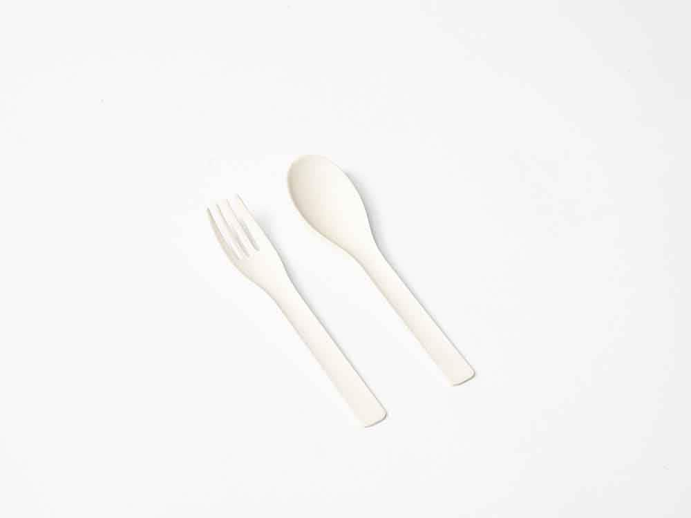 ピンクのスプーンとフォークのカトラリーセット