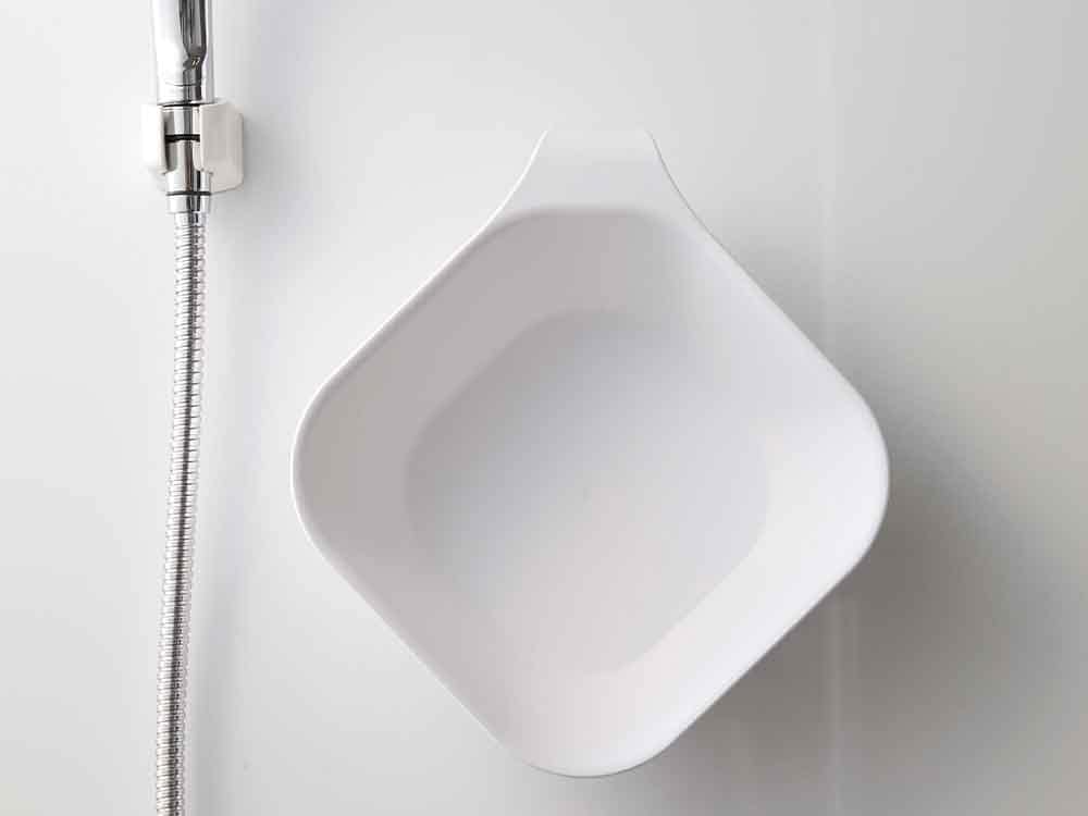 シルバー色のマグネット付き浴室用プラスチック湯おけ