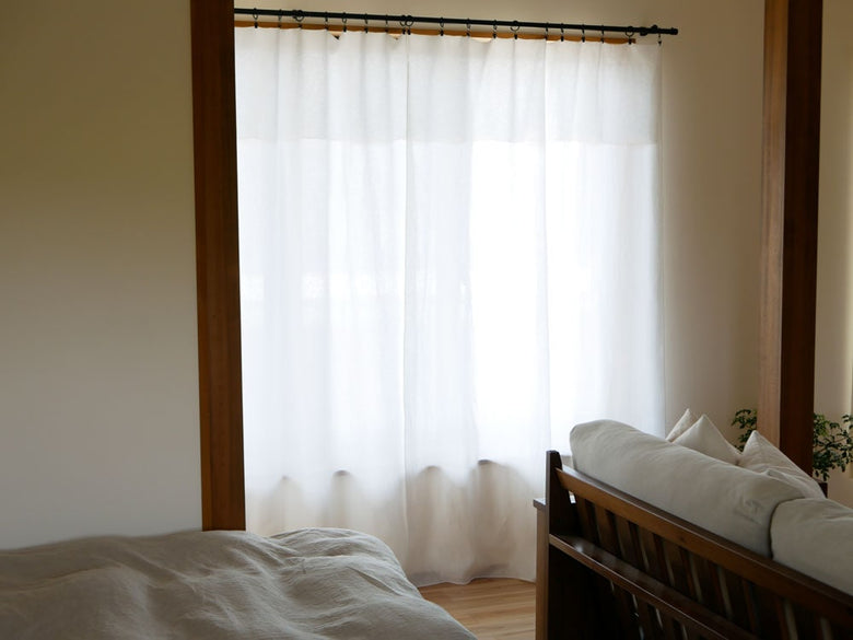 カーテンや家具が配置されたモダンなリビングルーム